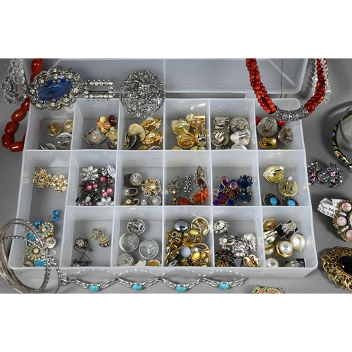 386 - Collection of various fashion and costume jewellery comprising bracelets, necklaces, paste-set rings... 