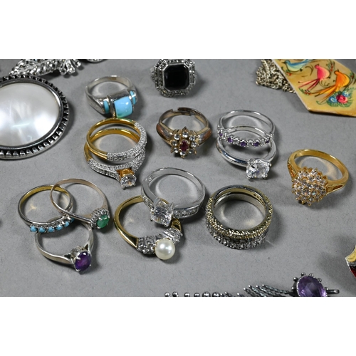 386 - Collection of various fashion and costume jewellery comprising bracelets, necklaces, paste-set rings... 