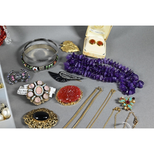 386 - Collection of various fashion and costume jewellery comprising bracelets, necklaces, paste-set rings... 