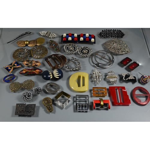 389 - A collection of vintage costume jewellery including brooches, dress clips, buckles, hair ornaments, ... 