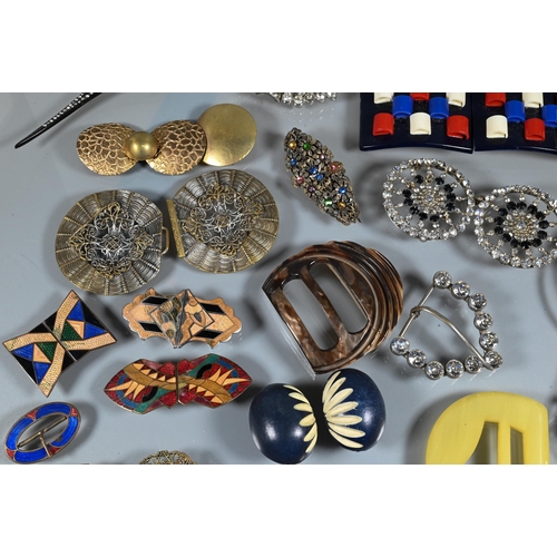 389 - A collection of vintage costume jewellery including brooches, dress clips, buckles, hair ornaments, ... 