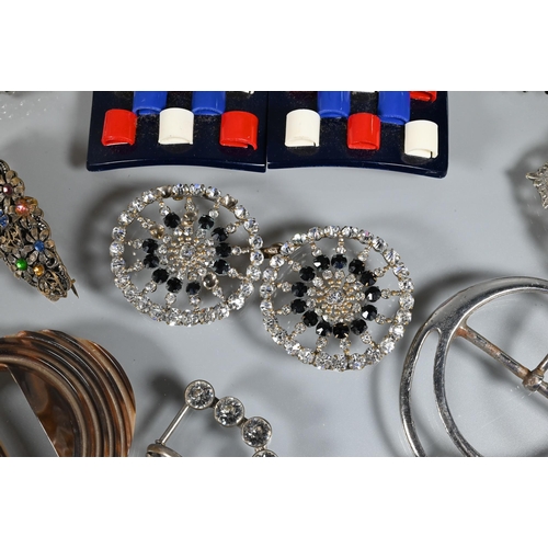 389 - A collection of vintage costume jewellery including brooches, dress clips, buckles, hair ornaments, ... 