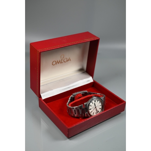 401 - A Gents Omega Geneve automatic wristwatch, stainless steel 35 mm case, c/with red leather Omega box