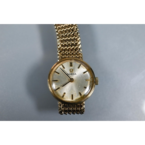 402 - An Omega 9ct gold ladies wristwatch, the champagne dial within a 18mm dia. case (20.4 g all-in) - in... 