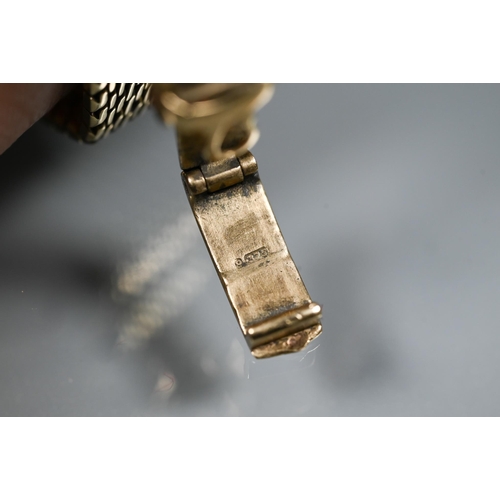 402 - An Omega 9ct gold ladies wristwatch, the champagne dial within a 18mm dia. case (20.4 g all-in) - in... 