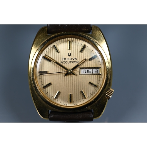 412 - A Bulova Accutron gents wrist watch, the gilt steel case with quartz movement, the gilt dial with da... 