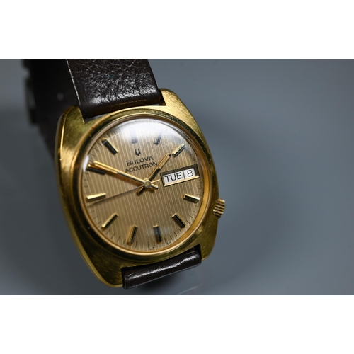 412 - A Bulova Accutron gents wrist watch, the gilt steel case with quartz movement, the gilt dial with da... 