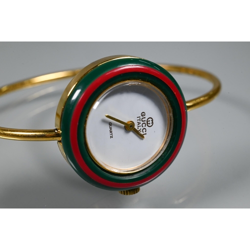 423 - A contemporary Gucci ladies wristwatch, gilt case and band with interchangeable coloured acrylic bez... 