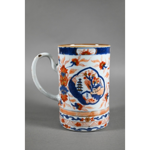 453 - An 18th century Chinese Imari tankard, painted in underglaze blue and iron red enamels with gilt hig... 