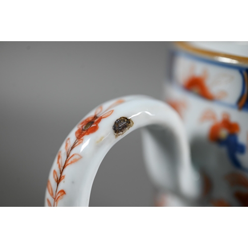 453 - An 18th century Chinese Imari tankard, painted in underglaze blue and iron red enamels with gilt hig... 