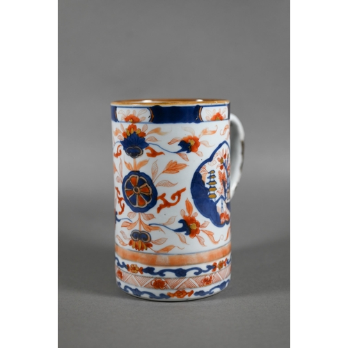 453 - An 18th century Chinese Imari tankard, painted in underglaze blue and iron red enamels with gilt hig... 