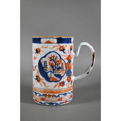 453 - An 18th century Chinese Imari tankard, painted in underglaze blue and iron red enamels with gilt hig... 