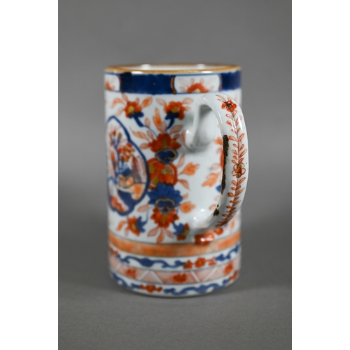 453 - An 18th century Chinese Imari tankard, painted in underglaze blue and iron red enamels with gilt hig... 