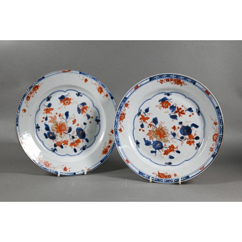 454 - A pair of 18th century Chinese Imari plates, Kangxi period (1662-1722) Qing dynasty, the floral desi... 