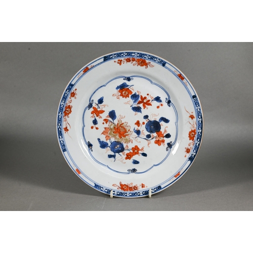 454 - A pair of 18th century Chinese Imari plates, Kangxi period (1662-1722) Qing dynasty, the floral desi... 