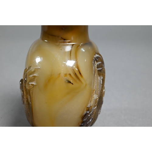 474 - A large Chinese Suzou agate snuff bottle (possibly Zhitling school) 1750-1850, Qing dynasty, finely ... 