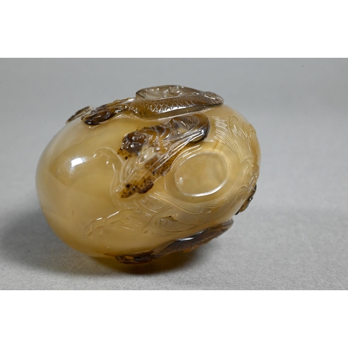 474 - A large Chinese Suzou agate snuff bottle (possibly Zhitling school) 1750-1850, Qing dynasty, finely ... 