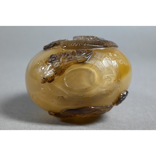 474 - A large Chinese Suzou agate snuff bottle (possibly Zhitling school) 1750-1850, Qing dynasty, finely ... 