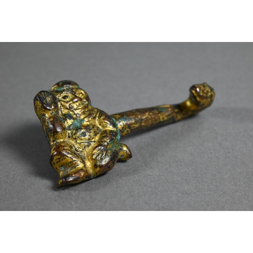 486 - A Chinese gilt bronze belt hook in the Han dynasty manner cast with a kneeling figure and serpents, ... 