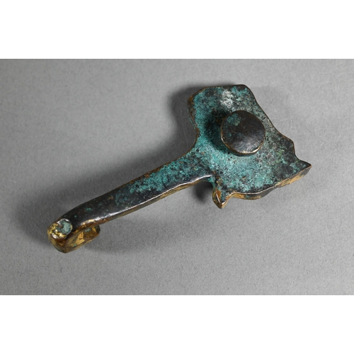 486 - A Chinese gilt bronze belt hook in the Han dynasty manner cast with a kneeling figure and serpents, ... 