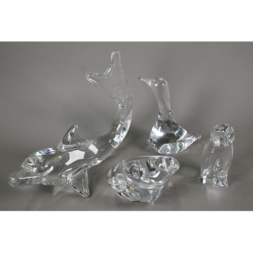 536 - A pair of Daum glass penguins, 23/16 cm high to/w a dolphin, frog and another bird; lot also include... 