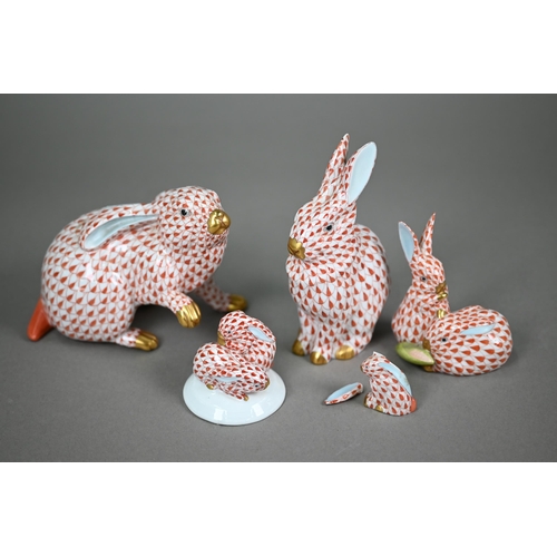 562 - Two Herend (Hungary) red scale rabbits, 11 x 13 cm /14 cm high to/w two small groups of two rabbits ... 