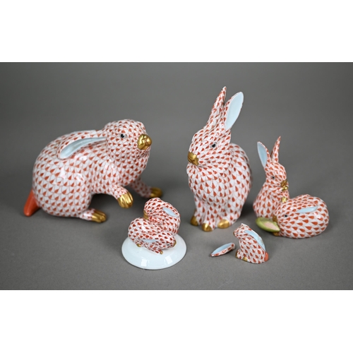 562 - Two Herend (Hungary) red scale rabbits, 11 x 13 cm /14 cm high to/w two small groups of two rabbits ... 