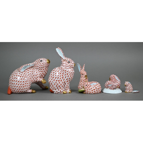 562 - Two Herend (Hungary) red scale rabbits, 11 x 13 cm /14 cm high to/w two small groups of two rabbits ... 