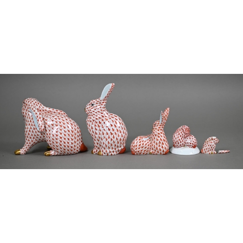 562 - Two Herend (Hungary) red scale rabbits, 11 x 13 cm /14 cm high to/w two small groups of two rabbits ... 