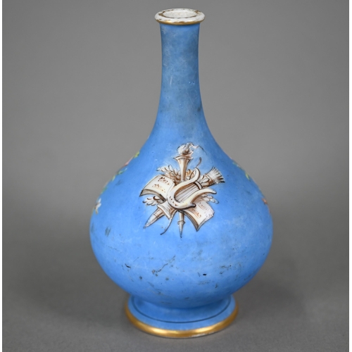 582 - An early 19th century French porcelain onion-shaped flask, the gilt reserves painted en grisaille wi... 