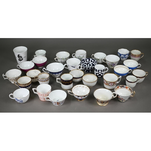 598 - A collection of thirty-two Georgian-Elizabeth II Derby and Crown Derby cups