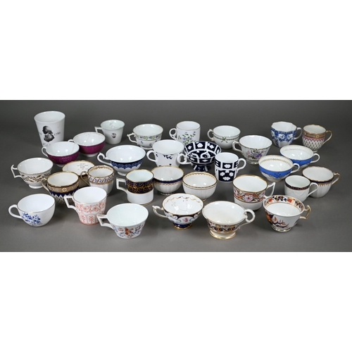 598 - A collection of thirty-two Georgian-Elizabeth II Derby and Crown Derby cups