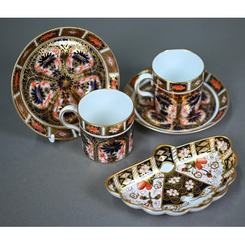 615 - A set of six Royal Crown Derby Imari pattern coffee cans and saucers, 1917, to/w a 22 cm plate 197 a... 