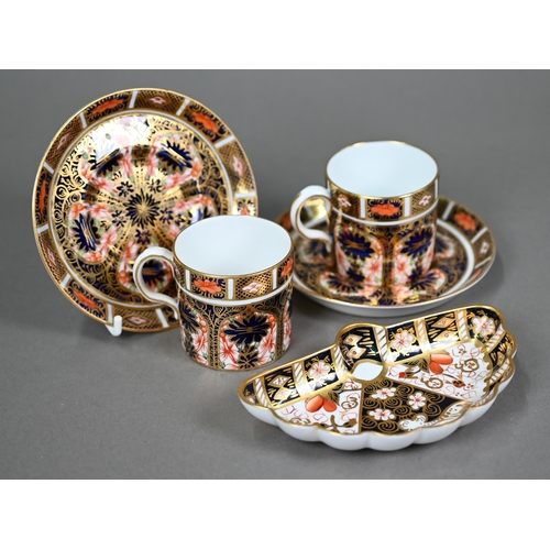 615 - A set of six Royal Crown Derby Imari pattern coffee cans and saucers, 1917, to/w a 22 cm plate 197 a... 