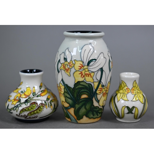 625 - Three boxed small Moorcroft vases with floral designs - 10.5/6/5.5 cm (3)