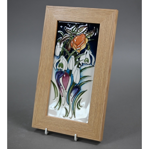 648 - A boxed Moorcroft 'Snowtime' plaque by Emma Bossons, 2010, 20 x 10 cm, in oak frame