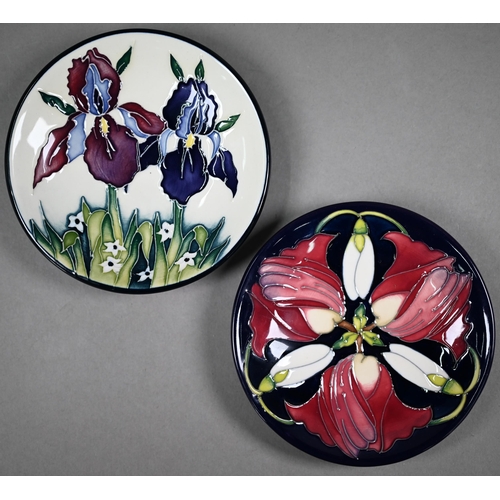 652 - Two boxed Moorcroft, 12 cm dishes, 'Duet' 2004 and a floral design by Emma Bossons (2), 2nd dish in ... 