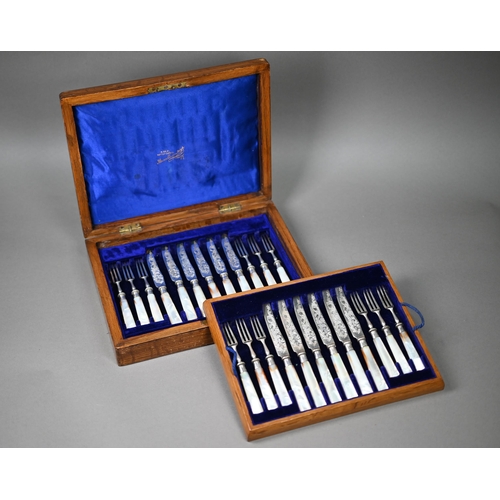 71 - An Edwardian oak-cased set of twelve each silver dessert knives and forks with engraved blades and m... 