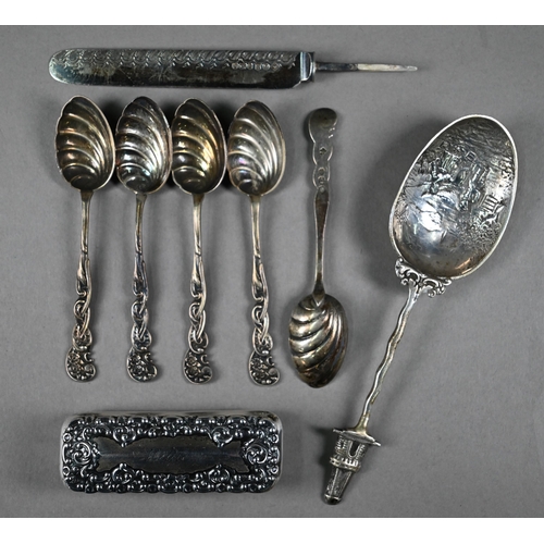 87 - A Victorian silver three-piece Christening set (case a/f), to/w a small snuff box, Birmingham 1909, ... 