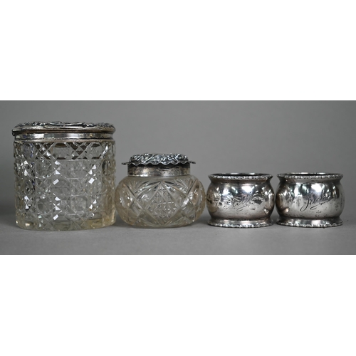 87 - A Victorian silver three-piece Christening set (case a/f), to/w a small snuff box, Birmingham 1909, ... 