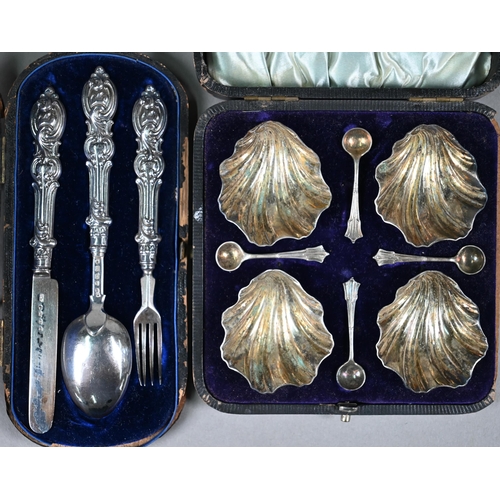 87 - A Victorian silver three-piece Christening set (case a/f), to/w a small snuff box, Birmingham 1909, ... 