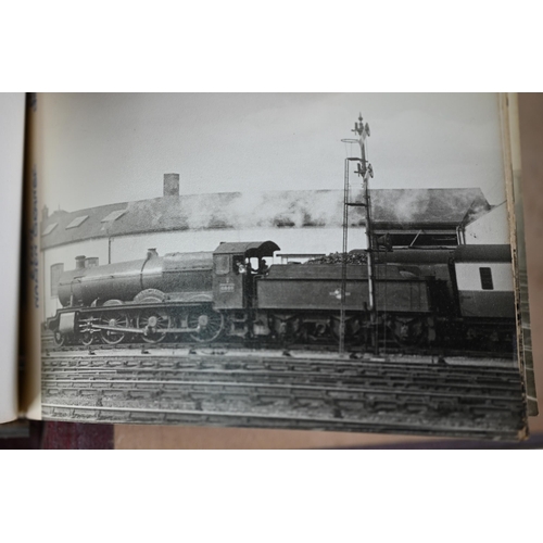 1039 - Railwayana - A collection of approximately 1700 vintage photographs of locomotives, in nine albums, ... 