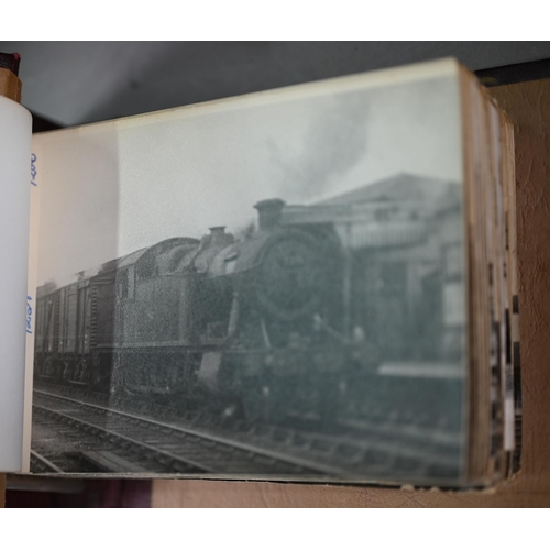 1039 - Railwayana - A collection of approximately 1700 vintage photographs of locomotives, in nine albums, ... 