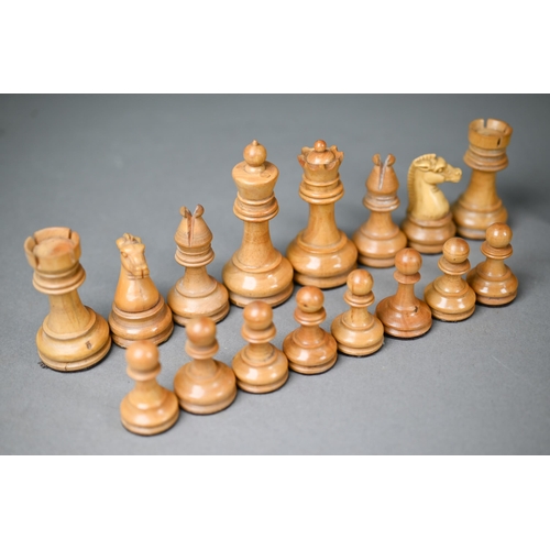 1070 - Chess pieces - Staunton style ebony stained, boxwood and resin composite, the kings 8.5 cm h, late 1... 