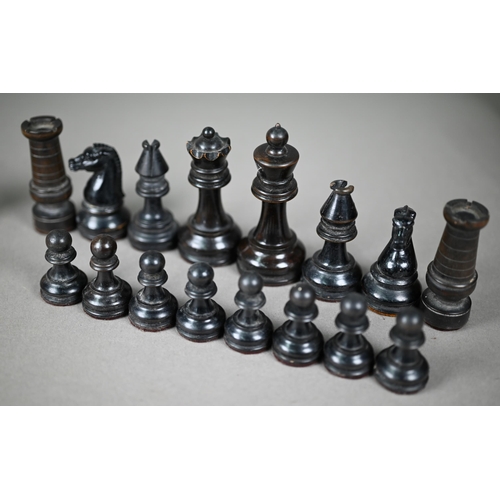 1070 - Chess pieces - Staunton style ebony stained, boxwood and resin composite, the kings 8.5 cm h, late 1... 