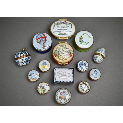 1077 - A Georgian Bilston/Battersea enamel cushion-shaped patch-box, the hinged cover inscribed 'Accept thi... 