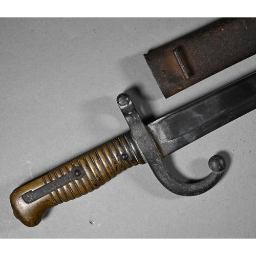 1124 - A French 1868 St Etienne pattern bayonet with 57 cm recurved and fullered blade and brass hilt, in s... 