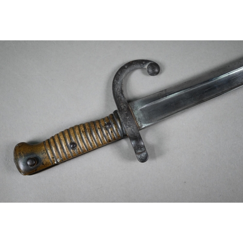 1124 - A French 1868 St Etienne pattern bayonet with 57 cm recurved and fullered blade and brass hilt, in s... 