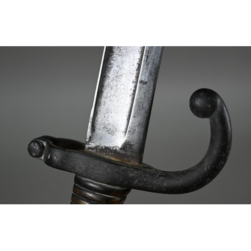 1124 - A French 1868 St Etienne pattern bayonet with 57 cm recurved and fullered blade and brass hilt, in s... 