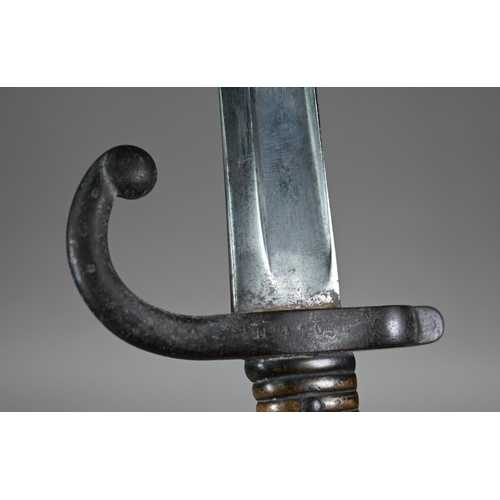 1124 - A French 1868 St Etienne pattern bayonet with 57 cm recurved and fullered blade and brass hilt, in s... 